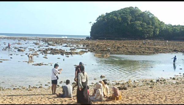 Pantai Tri in One Malang: Pasir Putih, Ombak Tenang, dan Wahana Seru untuk Liburan Keluarga
