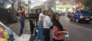Ratusan Takjil Dibagikan Penggiat Budaya Jaran Kepunk Banyu Kendi Mayang Seco di Batu: Hibur Pengendara dengan Atraksi Barongan