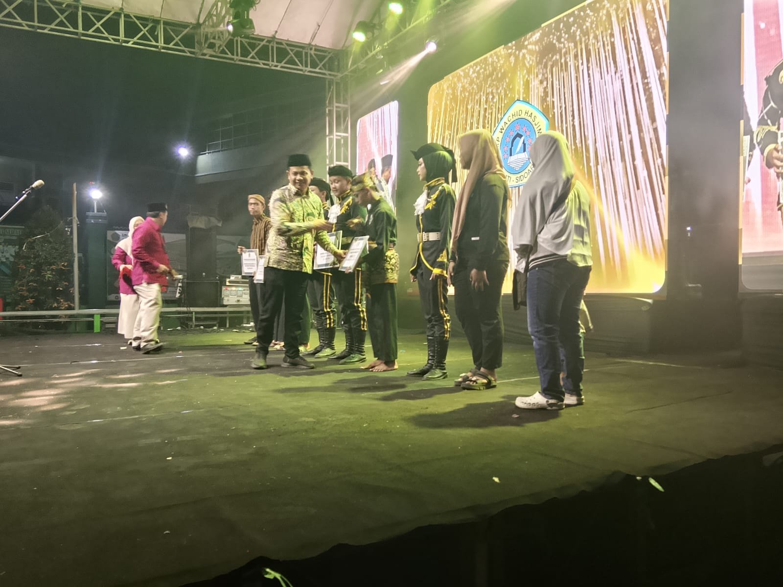 Siswi menampilkan tarian tradisional dengan kostum warna-warni dan gerakan indah