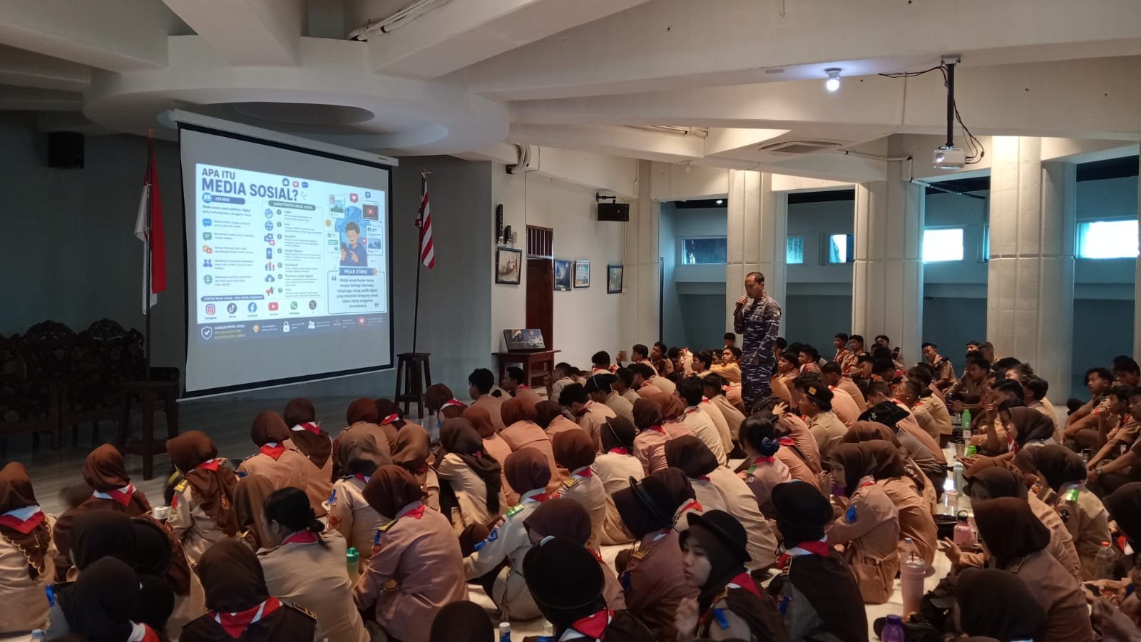 Kadister Koarmada II Kolonel Laut Andi Susanto memberikan amanat kepada 200 siswa