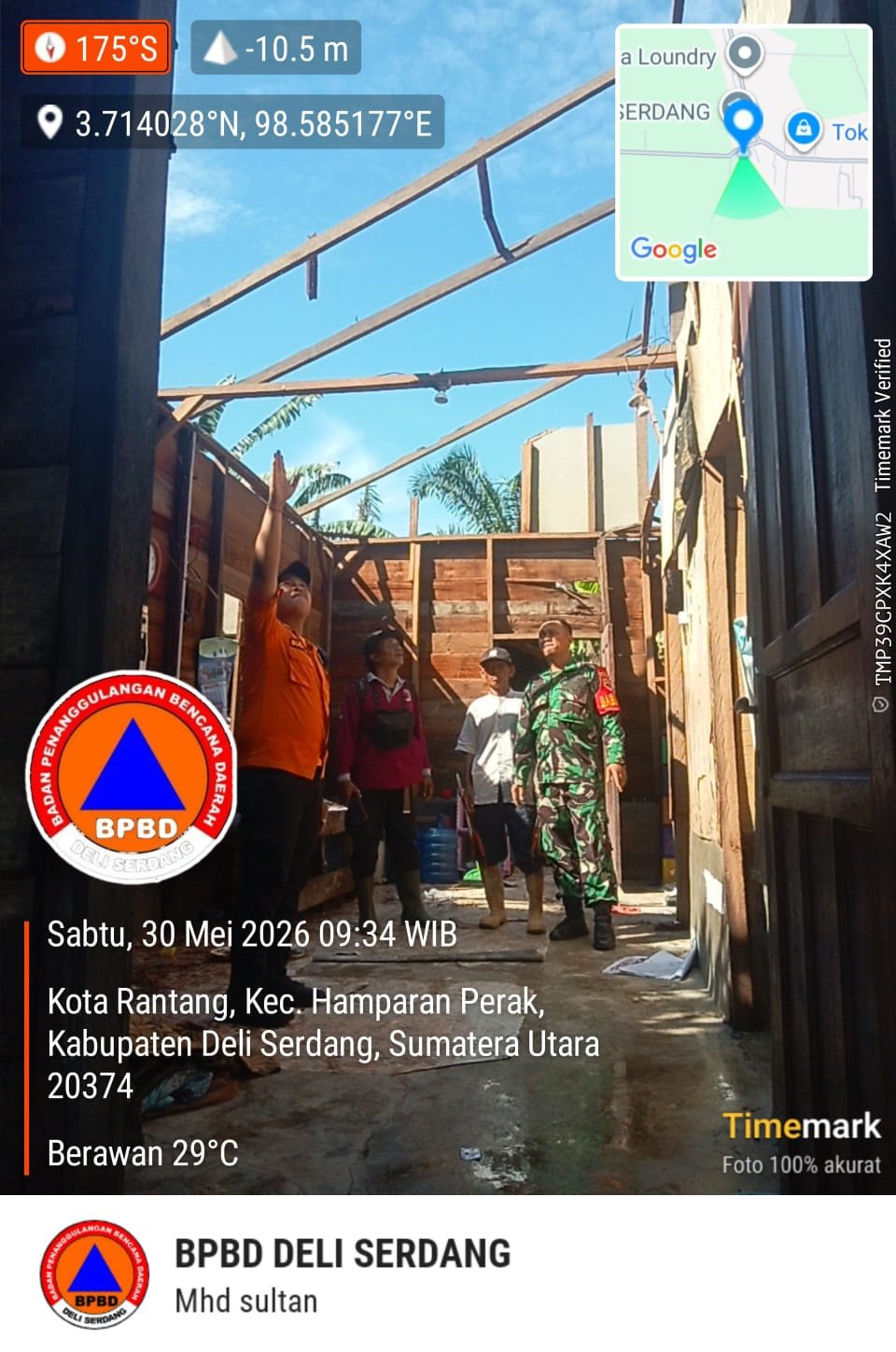 Petugas melakukan pendataan kerusakan bangunan akibat cuaca ekstrem di Kecamatan Hamparan Perak, Kabupaten Deli Serdang, Provinsi Sumatera Utara, Sabtu (30/5). Sumber: BPBD Kabupaten Deli Serdang