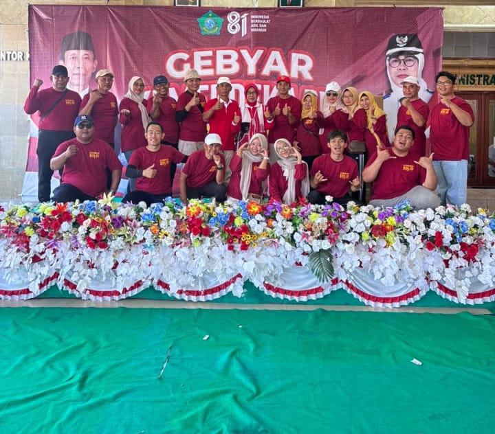 Suasana jalan sehat Desa Cemandi dengan ratusan peserta memadati jalan raya di depan Balai Desa."