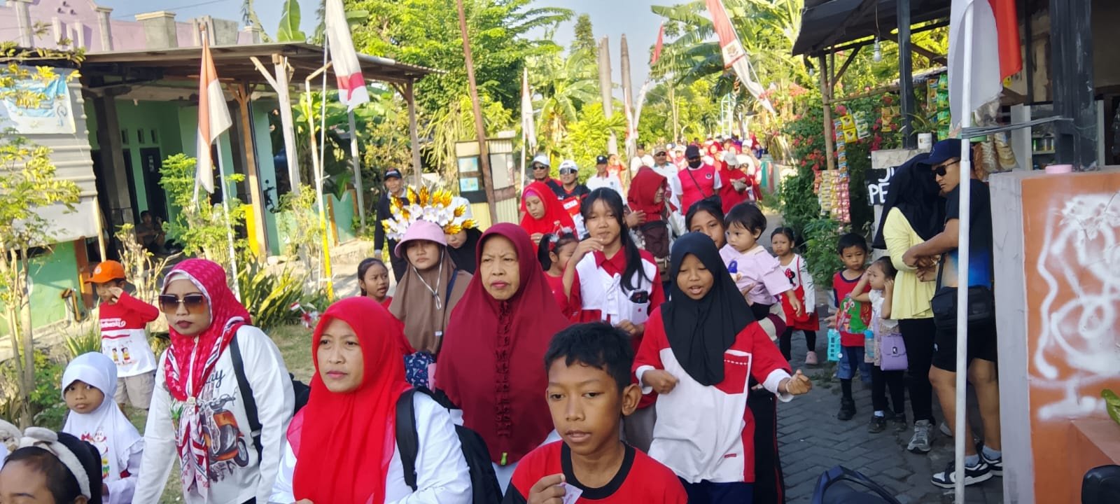 Rombongan peserta jalan sehat Desa Cemandi melewati rute Perumahan Griya Kartika."