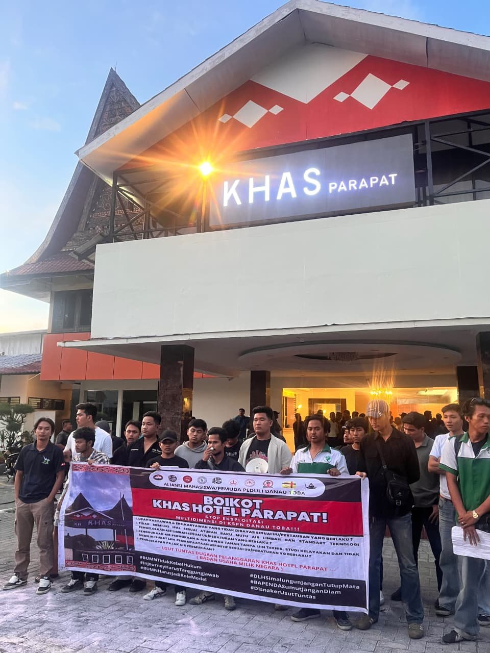 Tuntutan Transparansi IPAL dan Upah Lembur Buruh Memuncak, Massa AMPDT Bakar Ban di Depan Hotel Khas Parapat