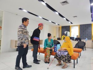 Semangat Think Customer, BRI Malang Marthadinata Beri Gift dan Dengar Cerita Nasabah