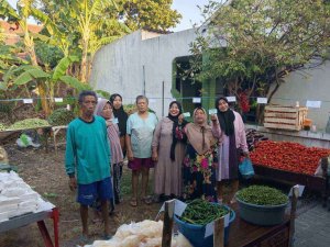 Rujak Cingur Pak Boy Bagikan Sayuran Gratis untuk Warga