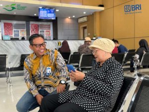 Manajemen BRI Malang Sutoyo Serahkan Gift ke Nasabah di Momen Hari Pelanggan Nasional