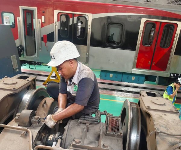 KAI dan INKA Pastikan Perawatan 7 Trainset KRL iE305 Tepat Target,