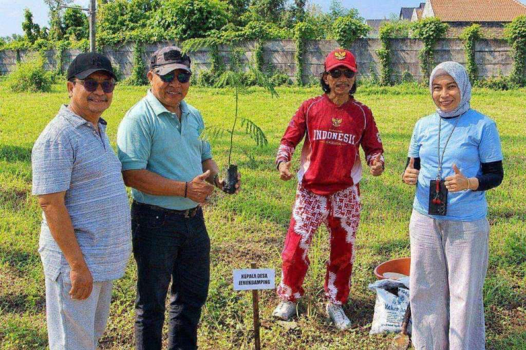 Deretan tenda camping berdiri di area fasilitas umum Perumahan Mandiri Residence Krian.