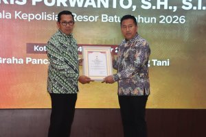 Kenal Pamit Kapolres Batu, AKBP Aris Purwanto Terima Penghargaan dari Pemkot Batu