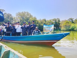 Penanaman Mangrove di Gisik Cemandi Warnai HUT ke-81 TNI