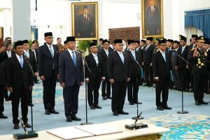 Reshuffle Kabinet Merah Putih ke-7! Prabowo Lantik 16 Pejabat, Bahlil Lahadalia Rangkap Dua Jabatan