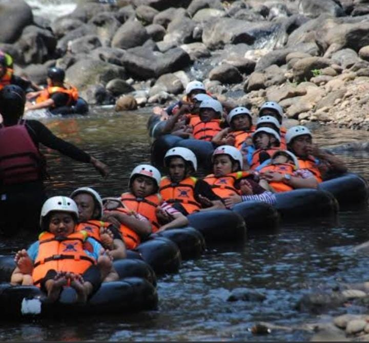 Rafting dan paralayang sedang disurvei!" Puncak Srege tak hanya soal pendakian. Tim Divisi Usaha Rafting dan Paralayang bersama investor dan konsultan telah menyusun RAB. Ngantang menuju panggung wisata petualangan nasional!