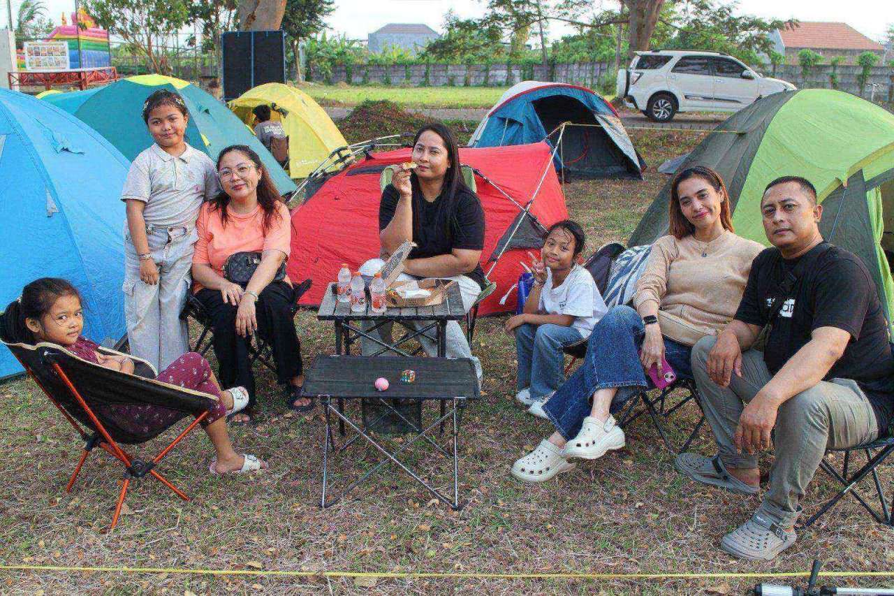 Warga dan anak-anak berkumpul di depan tenda saat Mandiri Residence Family Camp 2026.